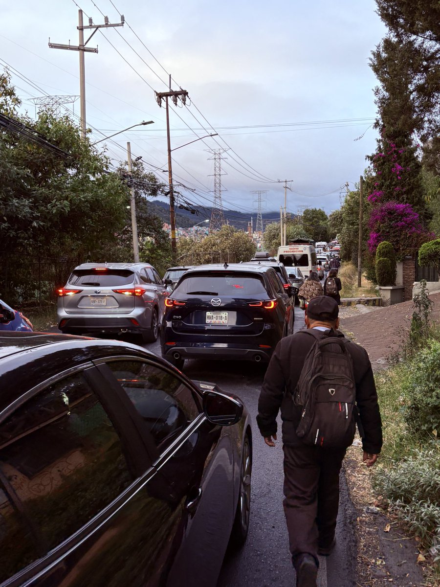 sandriux_cb's tweet photo. Bloqueo en Av. de las Torres a la altura de la Supervía Poniente, alcaldía Álvaro Obregón https://t.co/4eLPEUT2kK