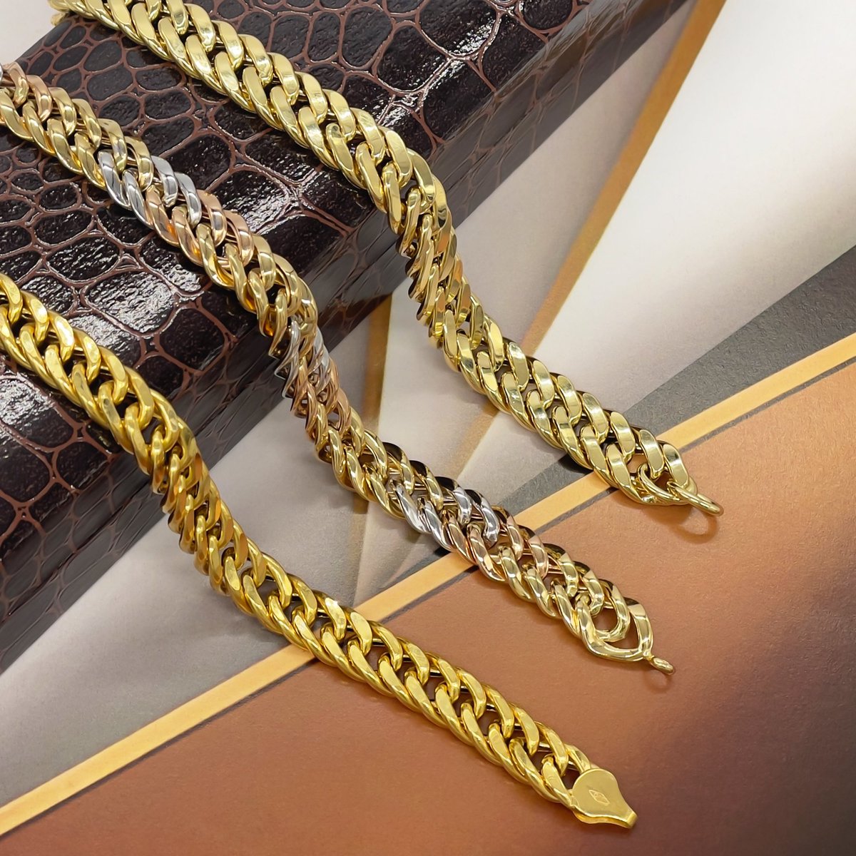 imtizhub's tweet image. 18KT Gold Cuban Link Bracelet – Classic &amp;amp; Luxurious Statement Piece
💯 Own a piece of elegance today!
#18KTGold #CubanLinkBracelet #Luxurious #Classic #Anniversary #gifting #ImtizHub
