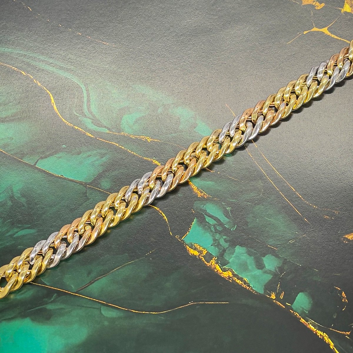 imtizhub's tweet image. 18KT Gold Cuban Link Bracelet – Classic &amp;amp; Luxurious Statement Piece
💯 Own a piece of elegance today!
#18KTGold #CubanLinkBracelet #Luxurious #Classic #Anniversary #gifting #ImtizHub