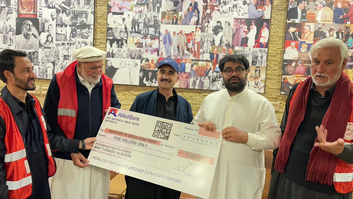 چارسدہ: عوامی نیشنل پارٹی کے مرکزی صدر اور باچا خان ٹرسٹ کے چیف ایگزیکٹو، سینیٹر ایمل ولی خان کو البرٹا، کینیڈا کے جنرل سیکرٹری اسد خان شہزادہ نے البرٹا تنظیم کی جانب سے خدائی خدمتگار آرگنائزیشن کی فلاحی و امدادی سرگرمیوں کے لیے پچاس لاکھ روپے مالیت کا چیک پیش کیا۔ خدائی خدمتگار