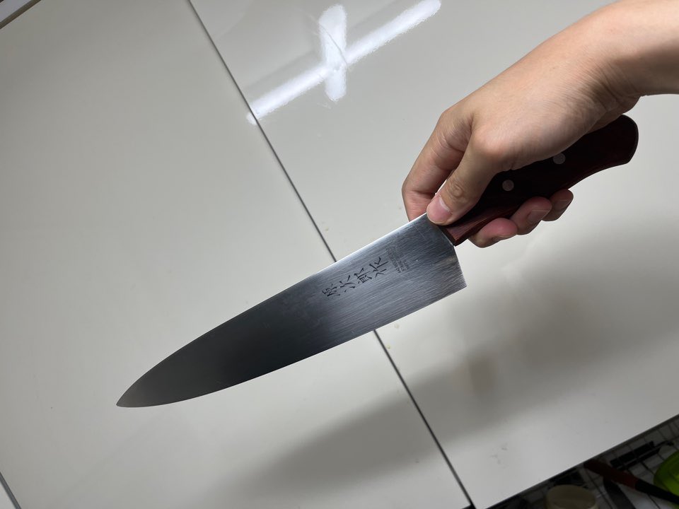 밥해먹는거 좋아한다고
형이 선물해준 식칼 잘 쓰고 있어,
형이 알려준 숫돌 사용법으로 날 잘 세워서
오래오래 잘 써볼게 
하,