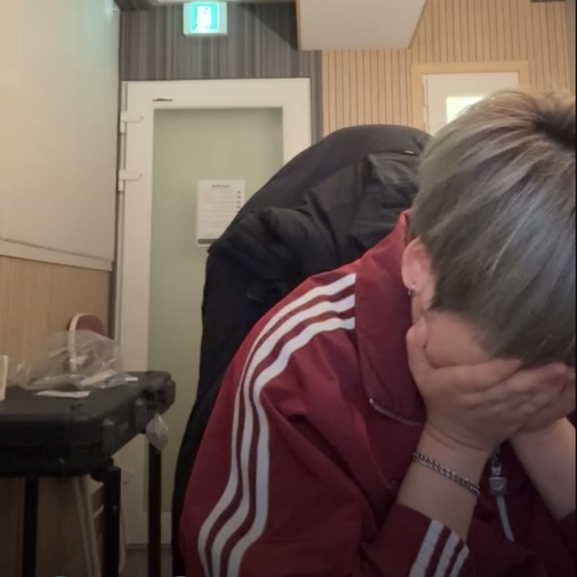 자기가 자기 노래 들으면서 이렇게 부끼러워 해도 되는거냐고