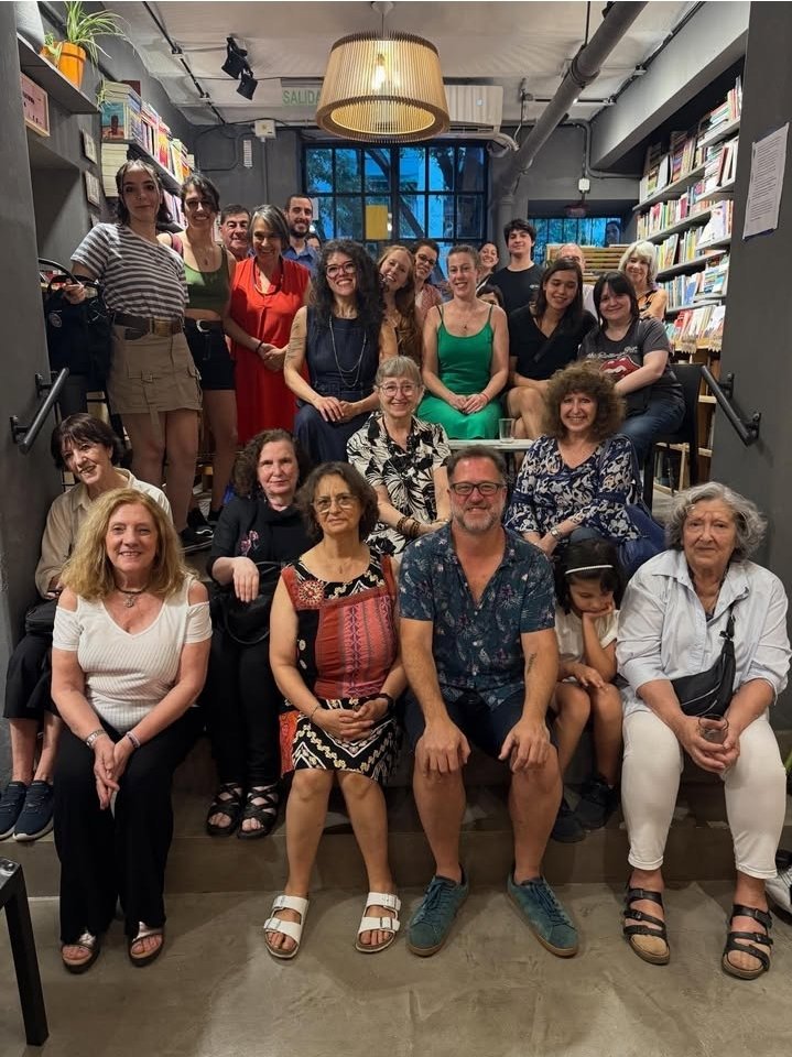 Soltá la mano fest! fue lecturas y celebración, hubo textos geniales, diversos, abrazos, tinto de verano, en esta casa que queremos tanto. Gracias La Coop Librería y a todos los que se acercaron. Una alegría cerrar así este año de los talleres Soltá la mano! con Silvina Gruppo
