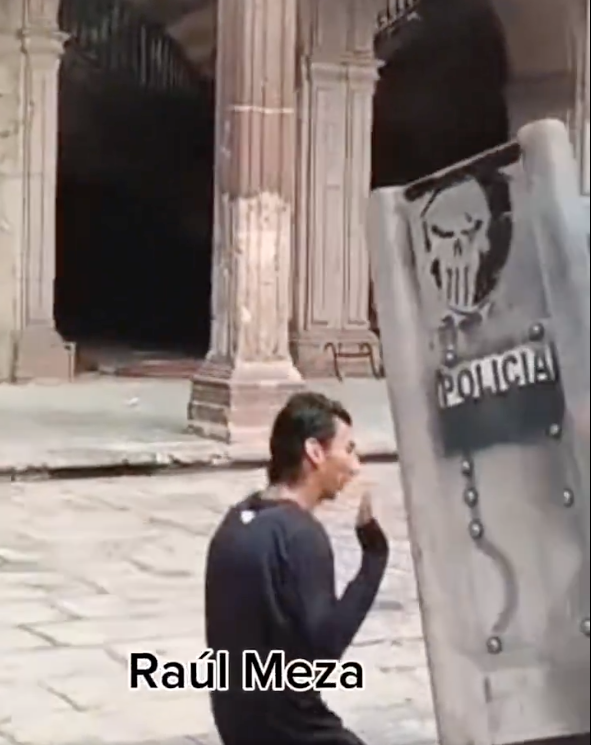 Meza protestó por el asesinato del alcalde Carlos Manzo. Lo mantienen preso por 'sabotaje', utilizando como prueba de "intención política" el haber gritado «Fuera Bedolla».

No hay pruebas del daño material atribuido a él, pues el informe policial dice que lo detuvieron en una