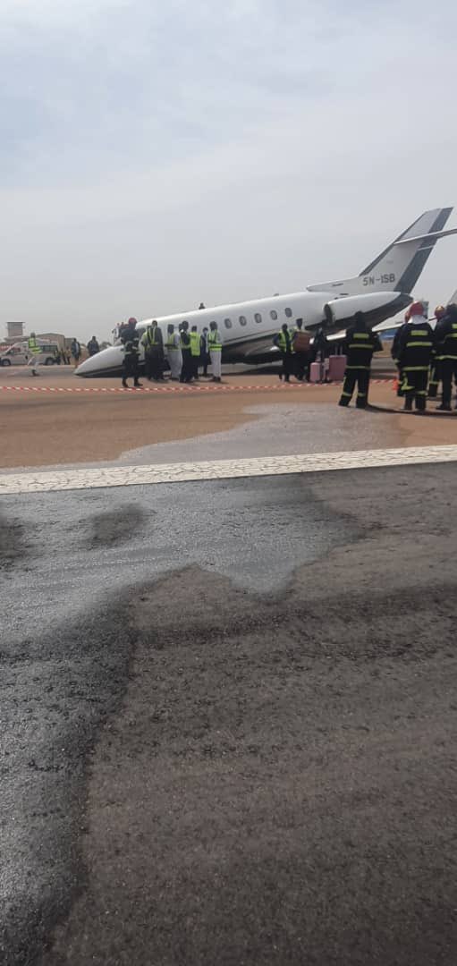 ivancp25's tweet photo. #AccidenteAéreo de #Hawker800XP (5N-ISB) de #Flybird, al aterrizar en la pista 06 del Aeropuerto Internacional #Kano (KAN/DNKN), #Nigeria 🇳🇬. 11 ocupantes procedentes del Aeropuerto de Abuja-Nnamdi Azikiwe (ABV/DNAA). Tomó sin tren de aterrizaje delantero. Todos ilesos. 13-12-25 https://t.co/tmvAUllIAZ