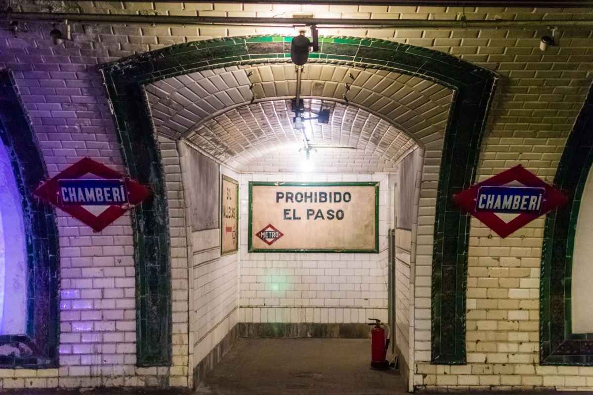 La Estación fantasma de Chamberí cerró en los años 60 porque no se adaptaba a la nueva longitud de los andenes de Metro.
miradormadrid.com/estacion-fanta…
Se puede visitar gratuitamente los fines de semana previa reserva.