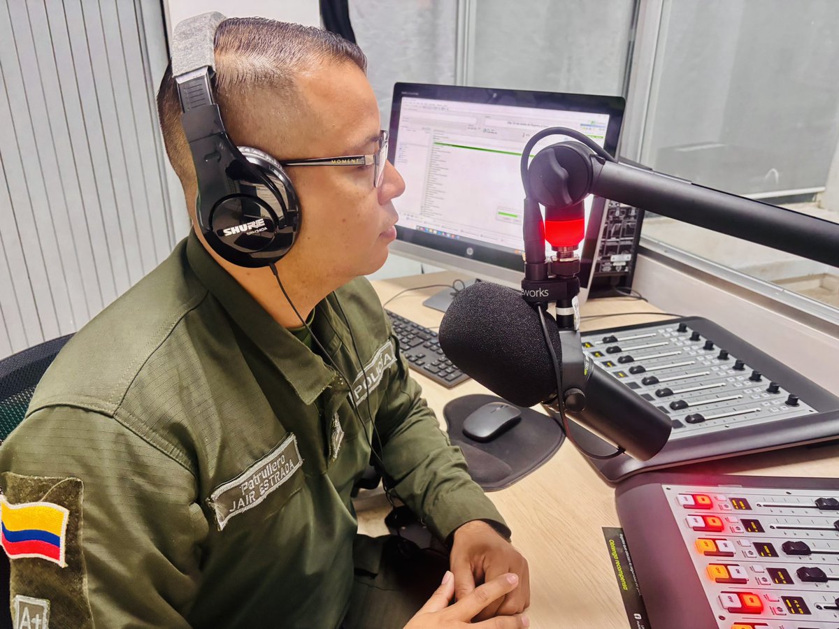 #OnAir 🎤 se realizó programa de cuéntale al Comandante en la Emisora Radio Policía Inírida 95.1 FM, en el programa #CuentaleAlComandante, dando un balance de las actividades operativas y preventivas del Departamento.  #SeguridadEnElTerritorio