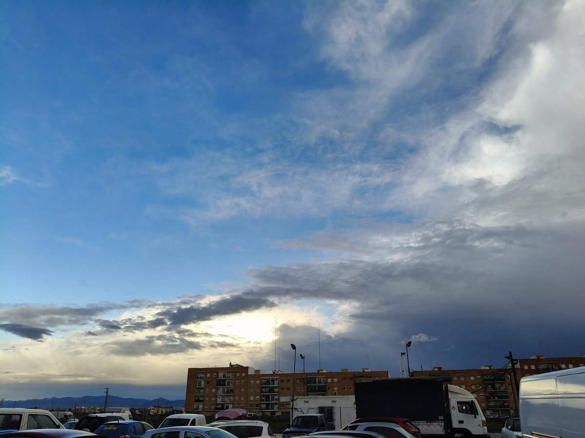 Las tormentas por las que más nos preocupamos suelen ser las que nunca descargan. Y tal vez no estoy hablando de tormentas.

📷 Mía
