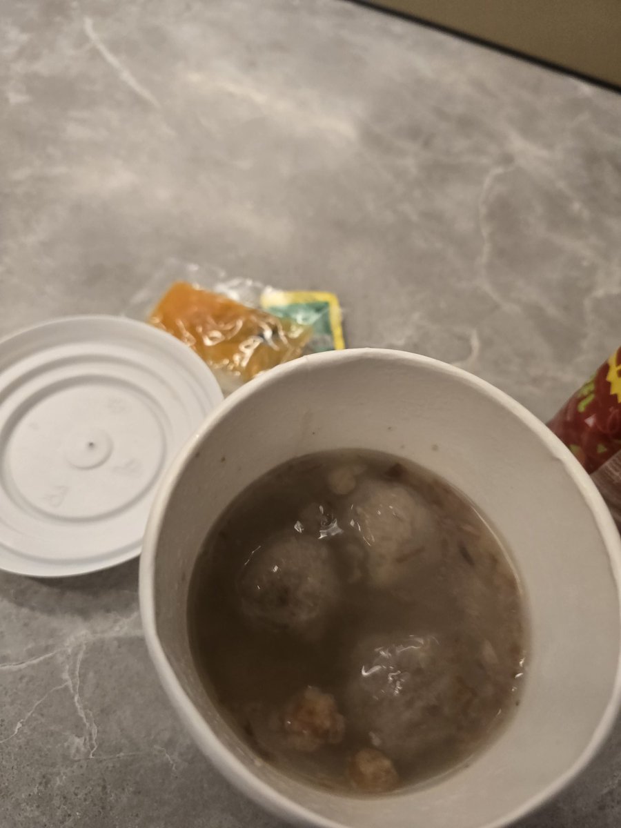 goodscuddle's tweet image. Mam bakso sama mbak nya gak dikasih sendok🤣