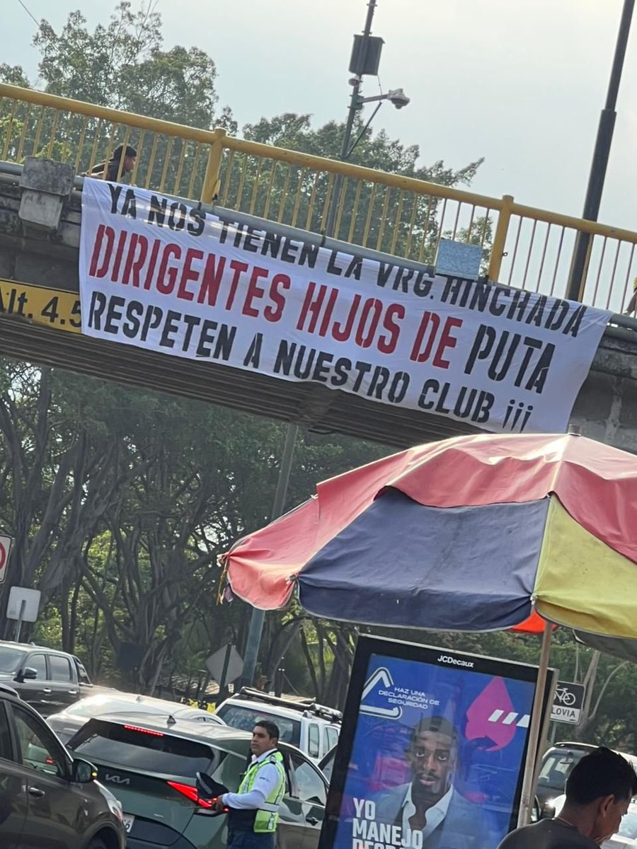 atenciongye's tweet photo. La gratitud y cariño de la hinchada barcelonista hacia su dirigencia por el gran centenario del ídolo. 🤣🤣🤣 https://t.co/QctCpNMLBb