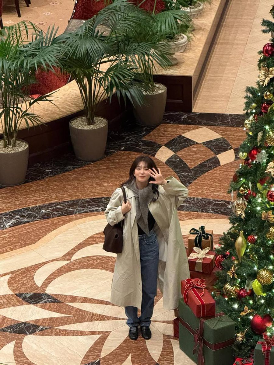 brumehavenn's tweet photo. Winter streets move softer around Christmas, lights holding their breath. Coat swings easy, mind stays alert, map half trusted. I cut through cafés and lobbies #winterroute letting pauses count. Tokyo waits mid-sentence, not announced. Steps stay clean, notes stay mine. https://t.co/QrdZeXz1uh