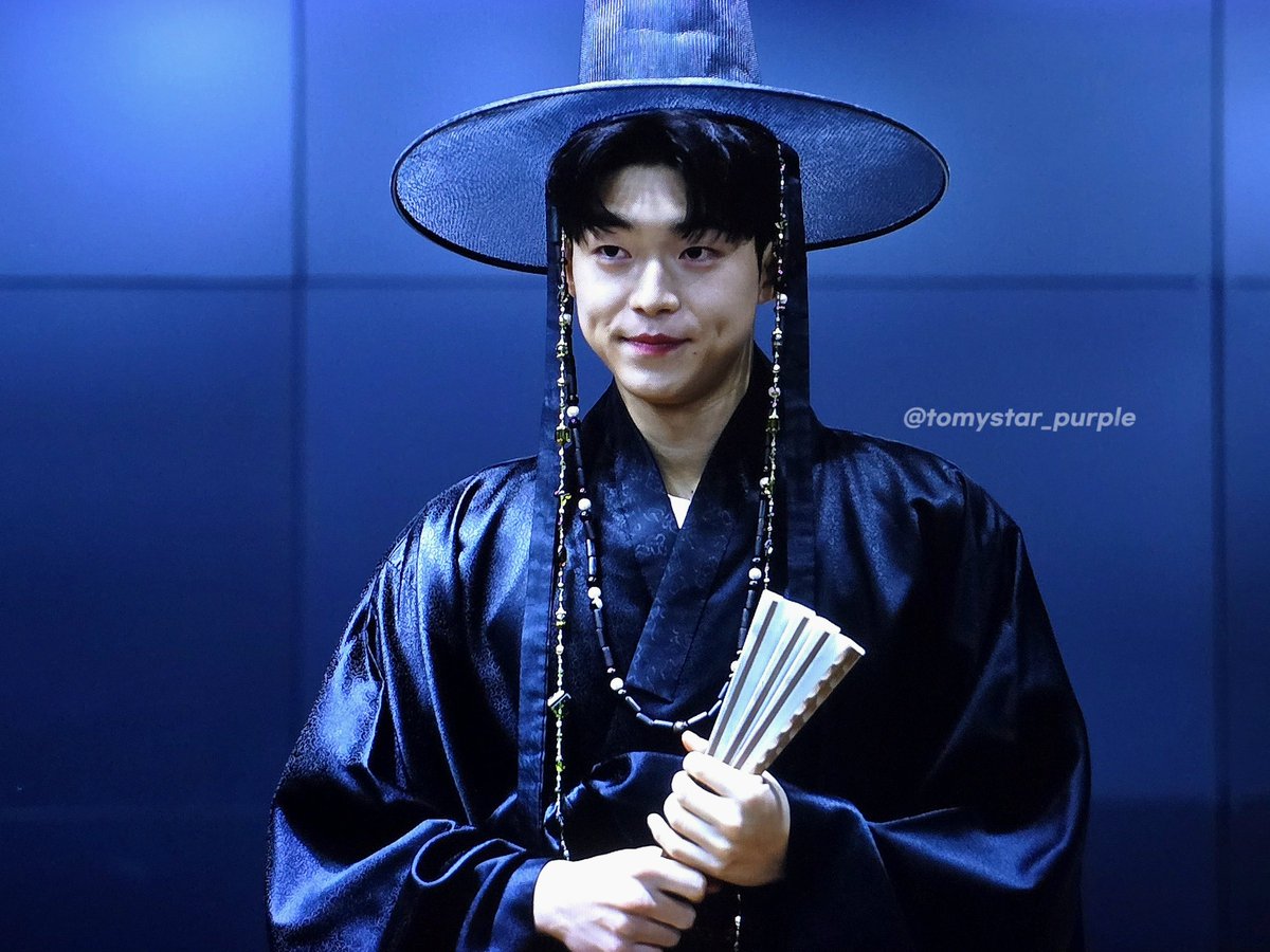 tomystar_purple's tweet image. 보조개 뽁 나와서 넘 기염둥이라 화난표정 해달랬더니 뒷짐 챡 하고는 표정 바꿔줌 하 진짜 미쳤다 이런 고능한 아이템 정말 대박이고 짱 잘 어울립니다... 뒷모습까지아름다워요