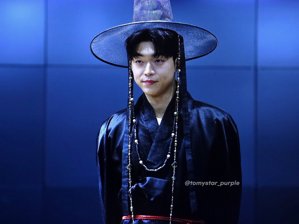 tomystar_purple's tweet image. 보조개 뽁 나와서 넘 기염둥이라 화난표정 해달랬더니 뒷짐 챡 하고는 표정 바꿔줌 하 진짜 미쳤다 이런 고능한 아이템 정말 대박이고 짱 잘 어울립니다... 뒷모습까지아름다워요