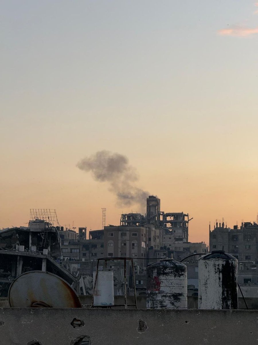 Marchfoward's tweet photo. Dalam 12 Jam terakhir di Gaza. IDF melancarkan serangan artileri ke atas Khan Younis dan Bandar Gaza 

Mereka juga melancarkan serangan udara di Timur dan Sheikh Nasser Khan Younis. Dua buah bangunan perumahan diruntuhkan IDF. Pusat Bandar Khan Younis turut diserang dan rumah Al Agha digegarkan serangan udara beberapa kali

Tentera Laut Israel melepaskan tembakan ke arah pantai di Khan Younis dan di Al Qarara

- Bandar Gaza dibom dengan Kejiranan Shujaiya menjadi mangsa serangan artileri. Kawasan perumahan di Timur Shujaiya diruntuhkan IDF 

- Tengah Gaza dan Rafah menyaksikan IDF melancarkan serangan udara dan kereta kebal di Al Mawasi 

2 orang nelayan Palestin ditangkap IDF tanpa sebab di Pantai Khan Younis. Mereka bernama Abd Al-Aal Hamada Al-Najjar dan Fouad Nu'man 

Mereka juga lancarkan beberapa serangan udara ke atas Timur Bandar Gaza