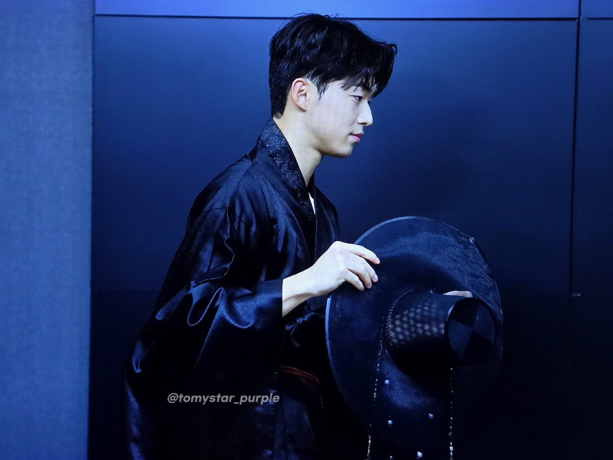 tomystar_purple's tweet image. 그러고는 나 잘해찌? 같은 만족의 표정 하며 들어감 ㅋㅋㅋㅋㅋ
근데 또 갓만 벗으니까 저 복장 그대로 호위무사 하면 될거 같음
하
사극 필모 또 언제 오냐 쩝