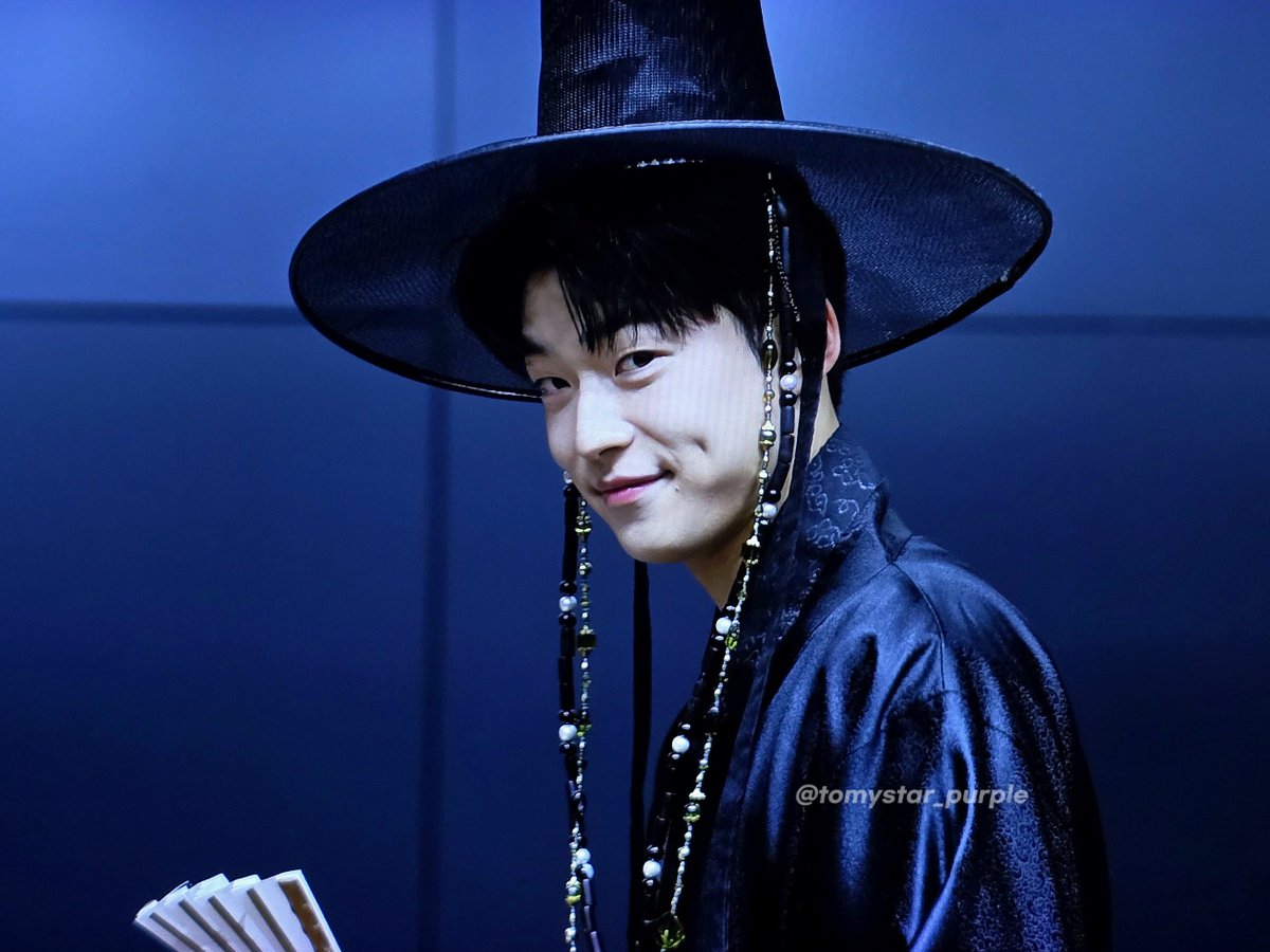 tomystar_purple's tweet image. 그러고는 나 잘해찌? 같은 만족의 표정 하며 들어감 ㅋㅋㅋㅋㅋ
근데 또 갓만 벗으니까 저 복장 그대로 호위무사 하면 될거 같음
하
사극 필모 또 언제 오냐 쩝