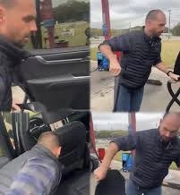 🚨QUE BARRA! Eduardo Bolsonaro PERDEU TUDO e começou a TRABALHAR pela 1º VEZ NA VIDA em um LAVATÓRIO DE CARRO nos EUA! O FORAGIDO disse que vive um “MOMENTO DIFÍCIL.” 

Abandonado por Trump e pelos próprios bolsonaristas! Eu acho é POUCO! 😂👍