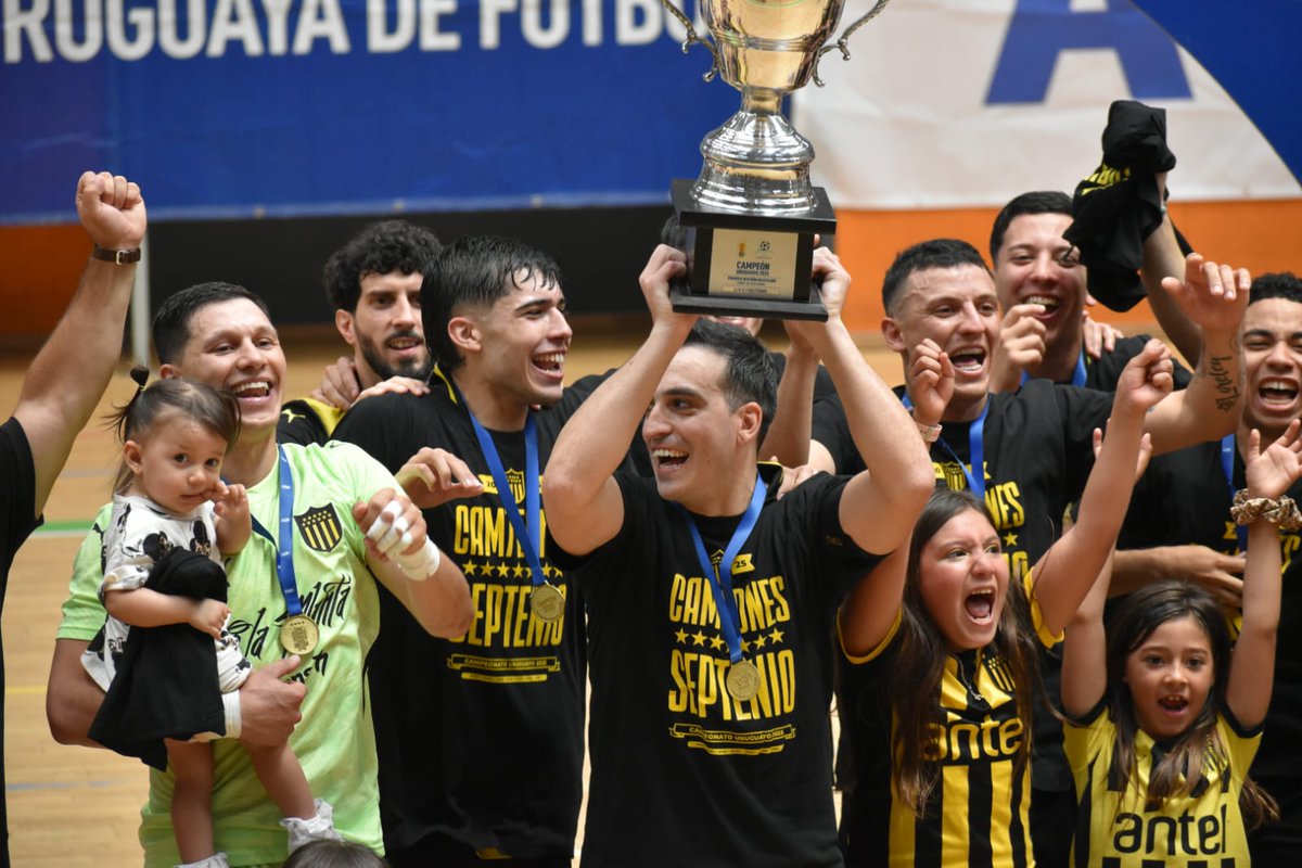 #Primera Con su consagración en la temporada 2025, Peñarol sumó su título número 16 y extiende la diferencia como el club más ganador del Uruguay en el fútbol sala de AUF 🏆🟡⚫
x.com/ElshowdelFS/st…