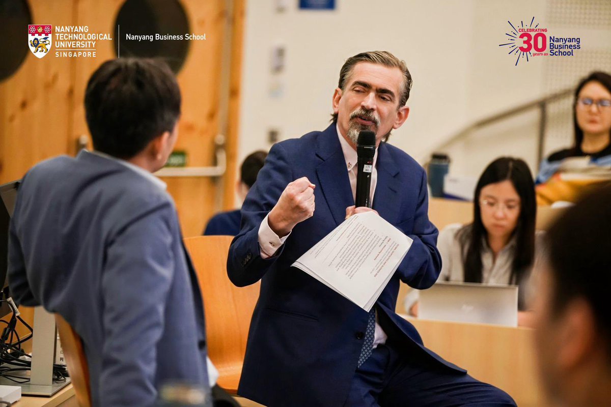 agarcialopezl's tweet image. Impartí una ponencia sobre Historia económica de México y Asia, Oportunidades de Inversión en México, ante empresarios asiáticos. Iniciando el módulo Global Geopolitical and Business Risk de la Maestría en Negocios de la Nanyang Business School en Singapur. #PlanMéxico