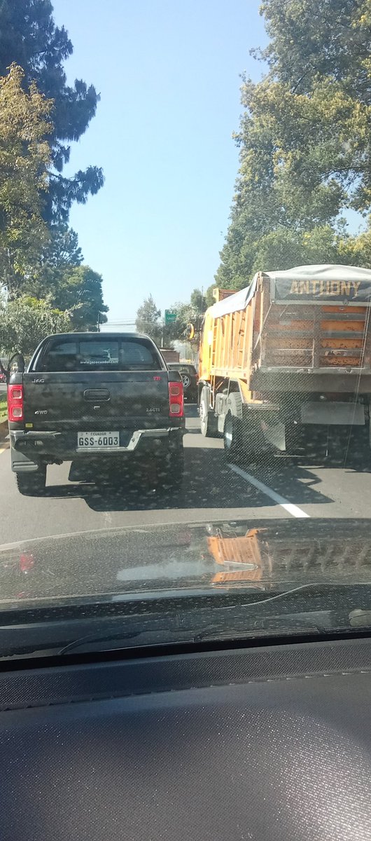 dbeltranlqac's tweet photo. Si estoy es la solución al trafico en la Mariana de Jesús y occidental @movilidadquito_ @ObrasQuito no sabemos  de tráfico... Mejor dejaban como estaba antes https://t.co/MxaJb47XpX