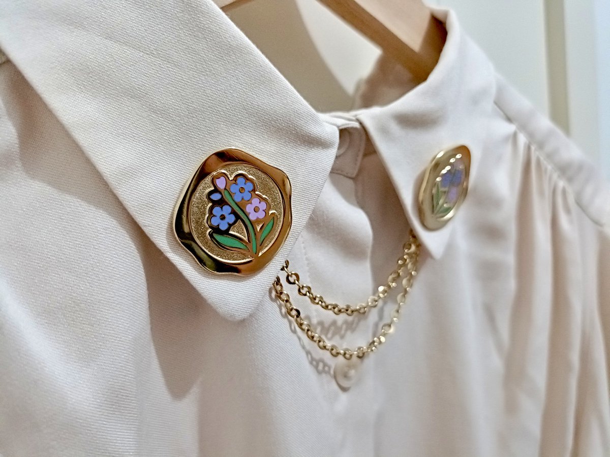 mutamakes's tweet image. some of the enamel collar pins I'm bringing to #cf2025 #comicfiesta25