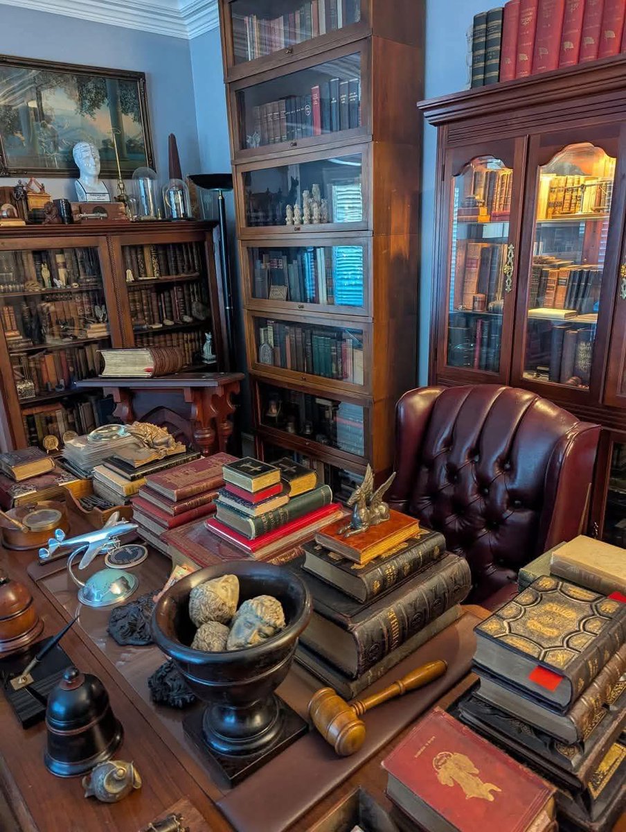 Pergament_F's tweet image. "Everywhere, not only in our personal lives, the book is the alpha and omega of all knowledge, the beginning of the beginnings of science."
Zweig