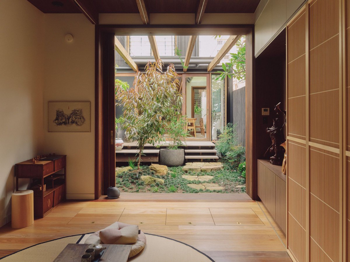 Archello's tweet photo. Darling House by CplusC Architects + Builders layers Victorian fabric with Japanese craft. 
https://t.co/qzimaDSRY4 

#MaterialNarrative #AdaptiveReuse #CraftedArchitecture https://t.co/9yJxxFHkO0