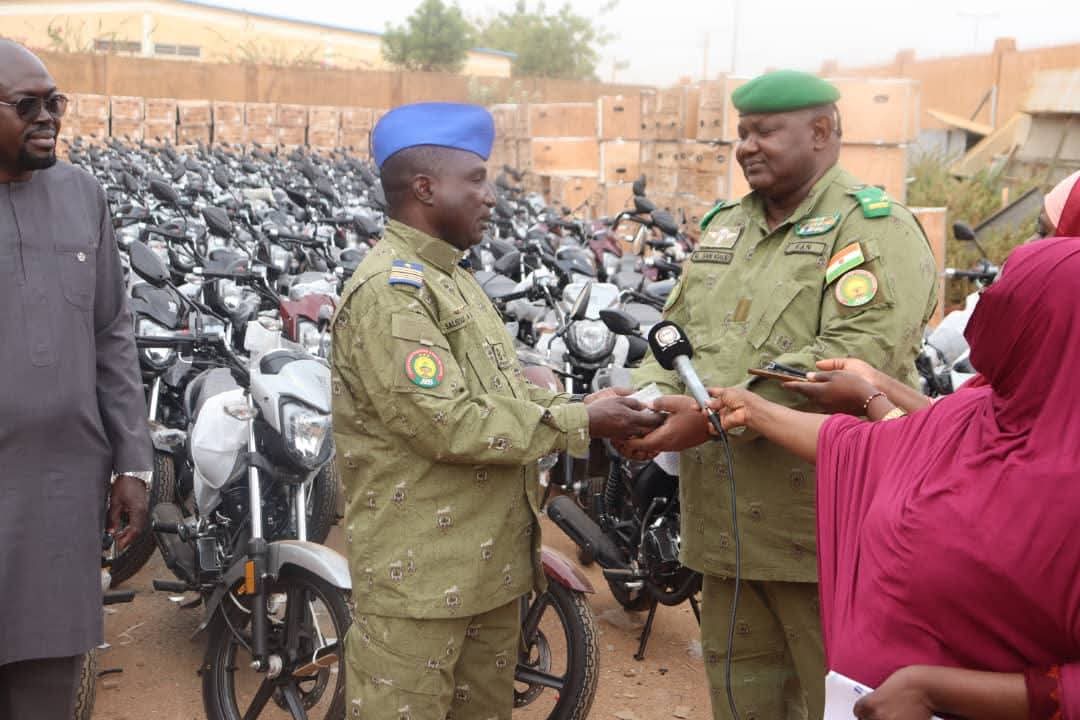 aboubacarybarma's tweet photo. #Niger #Sécurité #Solidarité #FSSP 
Le Groupe #MOREY (BTP, energie,...) offre un #don de 158 #motos au Ministère de l’Équipementet des Infrastructures en appui aux opérations de sécurisation du Territoire. https://t.co/3AaTRCQ4Lw