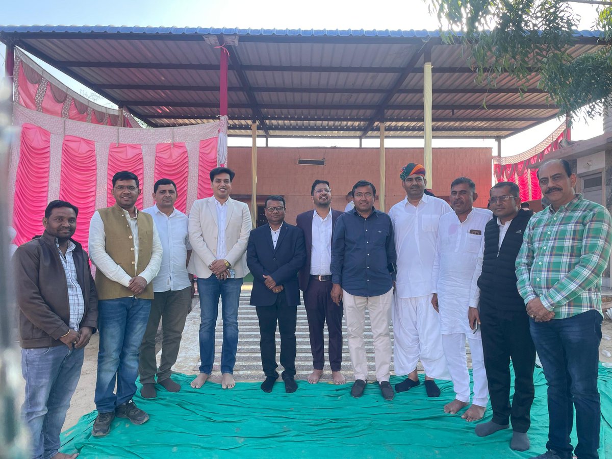 NarpatRajBarmer's tweet photo. सिणधरी उपखण्ड के ग्राम पंचायत समदडो का तला (होडू) मे श्री नरसिंगाराम जी माचरा के बैंक से सेवानिवृत समारोह व सुपुत्री के मुकलावे की सभा मे शामिल होकर शुभकामनायें प्रेषित की!
#Hodu #Sindhary #SamdroKaTala https://t.co/G9DGRVAL9U