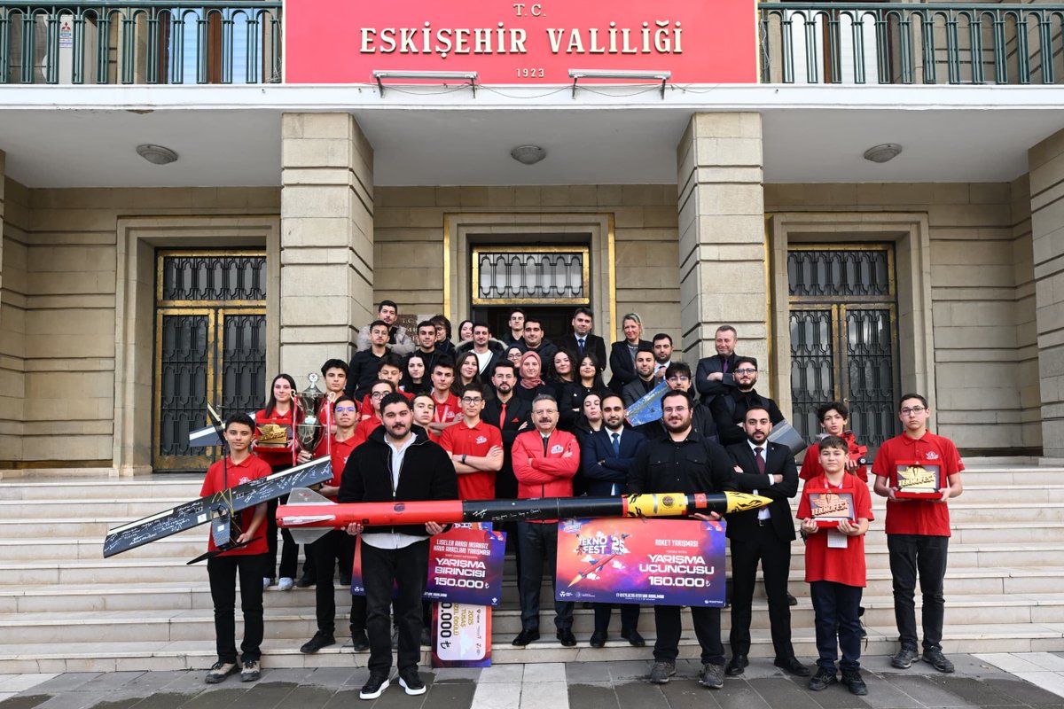 eskvaliligi's tweet photo. TEKNOFEST 2025 kapsamında İstanbul’da düzenlenen yarışmalarda derece elde eden Eskişehirli öğrencilerimiz; T3 Vakfı Eskişehir İl Temsilciliği yetkilileri ve öğretmenleriyle birlikte Valimiz Sayın Hüseyin Aksoy’u ziyaret etti.

İlimizden yarışmalara başvuru yapan yaklaşık 600 öğrenciden oluşan takımlar arasından; 17 üniversite, 3 ortaokul ve 7 lise takımı olmak üzere toplam 27 takım, finale kalma başarısı gösterdi. Final yarışmalarında; Liselerarası Sabit Kanat İHA Yarışması’nda Sabiha Gökçen Mesleki ve Teknik Anadolu Lisesi takımı, Mesleki Yetenek Yarışması’nda EOSB Mesleki ve Teknik Anadolu Lisesi takımı birincilik, Uluslararası İHA Yarışması’nda Eskişehir Osmangazi Üniversitesi takımı ikincilik, Helikopter Tasarım ve Robot Yarışmaları’nda ise Eskişehir Osmangazi Üniversitesi takımları üçüncülük dereceleri elde etti.

Ziyarette konuşan Valimiz Sayın Hüseyin Aksoy, TEKNOFEST’in millî teknoloji hamlesinin en önemli itici güçlerinden biri olduğunu belirterek Eskişehir’deki okulların ve üniversitelerin yarışmalara gösterdiği yoğun ilgi ile elde edilen başarıların memnuniyet verici olduğunu ifade etti. Öğrencilerin Eskişehir’i başarıyla temsil ederken önemli bir tecrübe de kazandıklarını vurgulayan Sayın Valimiz, güçlü bir Türkiye için iyi eğitimli, yenilikçi ve cesur gençlerin yetiştirilmesinin büyük önem taşıdığını söyledi.

Rutin çalışmaların ötesine geçilerek inovatif fikirler ortaya konulmasının, yeni ürünlerin geliştirilip ticarileştirilmesinin önemine dikkat çeken Valimiz Aksoy, özellikle savunma sanayinde yerlilik oranının yüzde 80’in üzerine çıkmasının, millî teknoloji hamlesinin somut göstergelerinden biri olduğunu belirtti. T3 Vakfı öncülüğünde yürütülen çalışmaların son derece kıymetli olduğunu dile getiren Sayın Valimiz, TEKNOFEST’e katılma cesareti gösteren tüm öğrencileri kutlayarak derece elde eden takımları ve danışmanlarını tebrik etti.
Ziyarette, öğrenciler geliştirdikleri projeleri Valimiz Sayın Hüseyin Aksoy’a tanıtarak sergiledi. Sayın Valimiz, öğrencilerin çalışmalarını ilgiyle inceleyip başarılarını tebrik ederken projelerin üzerine imza atarak gençlere desteklerini gösterdi.
@ValiAKSOY 
@teknofest
#Eskişehir