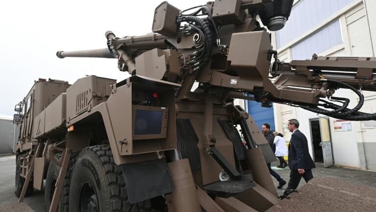 bfmbusiness's tweet photo. Il va préparer l'entrée en Bourse du groupe (pour faire face à Rheinmetall): le nouveau patron de KNDS France qui fabrique les canons Caesar prendra ses fonctions en janvier
https://t.co/Y5wvChSQXV https://t.co/e7snOmJgAP