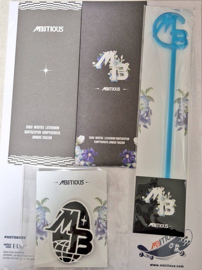 이사 가게 되어서 올려요...
엠비셔스 Mbitious 굿즈 모음 판매 &amp; 나눔

포토북 1권당 1000원 / 5권 다 하시면 3500원 
(1권은 비닐 뜯겨있어요..)

머그컵 1000원
네컷 500원
와펜,  음료스틱 - 나눔