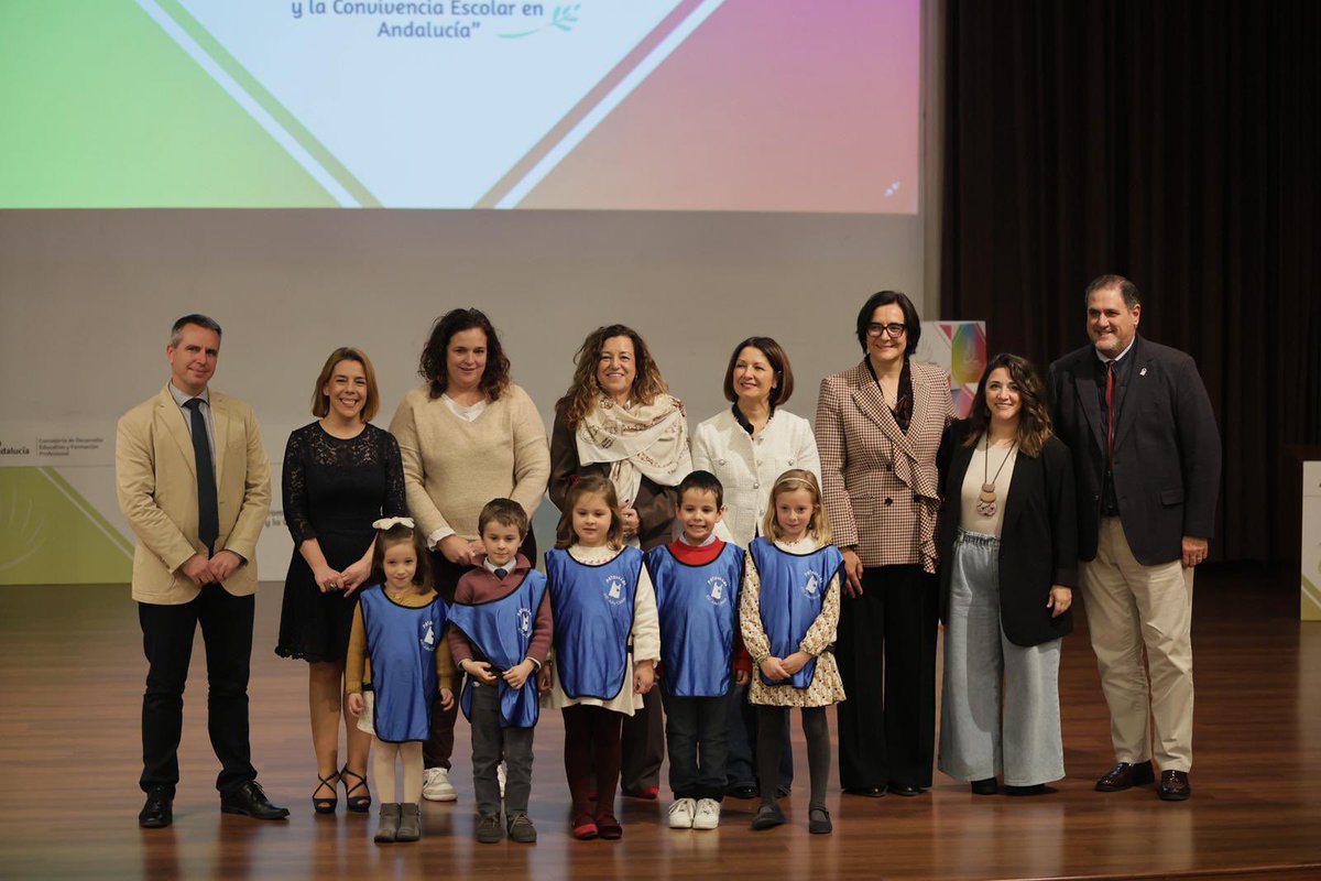 EducaAnd's tweet photo. La @AndaluciaJunta reconoce el esfuerzo de la comunidad educativa por mejorar la convivencia escolar.
👉 @MC_CastilloMena preside en Granada la entrega de los Premios a la Promoción de la Cultura de Paz y la Convivencia Escolar a 17 centros por fomentar un buen clima en las aulas https://t.co/eAd3CrcP3B