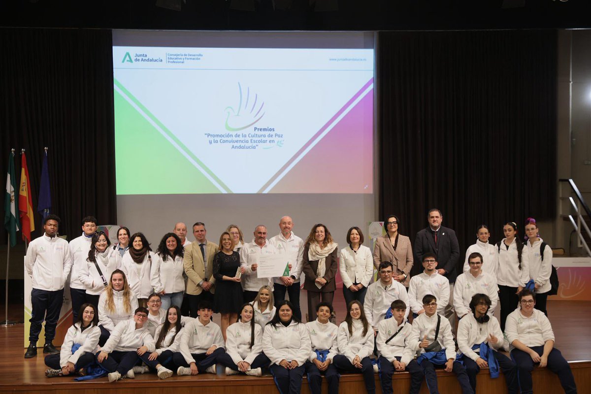 EducaAnd's tweet photo. La @AndaluciaJunta reconoce el esfuerzo de la comunidad educativa por mejorar la convivencia escolar.
👉 @MC_CastilloMena preside en Granada la entrega de los Premios a la Promoción de la Cultura de Paz y la Convivencia Escolar a 17 centros por fomentar un buen clima en las aulas https://t.co/eAd3CrcP3B
