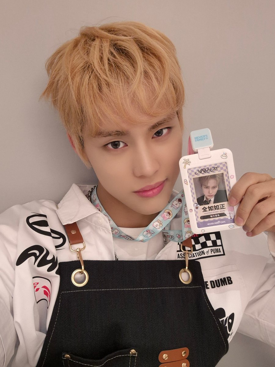 NewBeat_twt's tweet image. [#전여여정]

신입 카페 알바생 인사드립니다😊