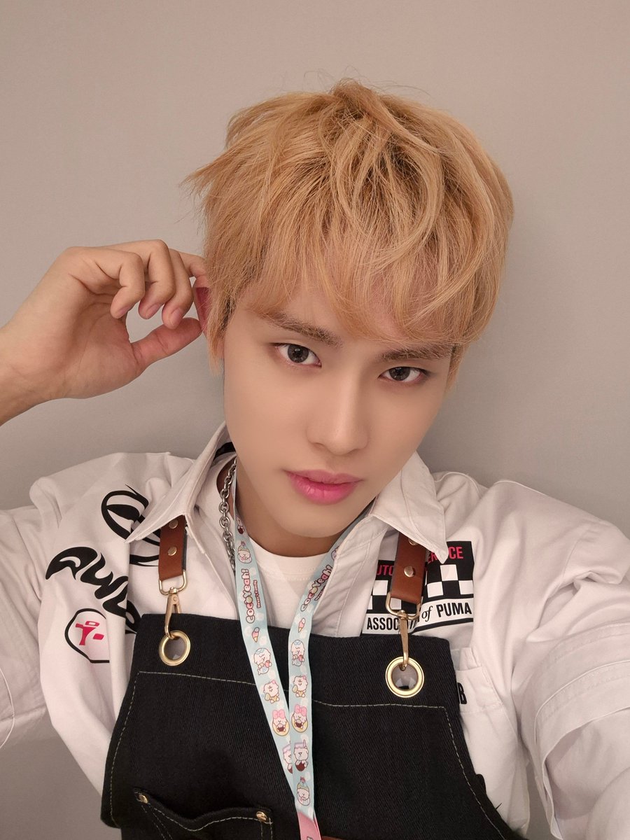 NewBeat_twt's tweet image. [#전여여정]

신입 카페 알바생 인사드립니다😊