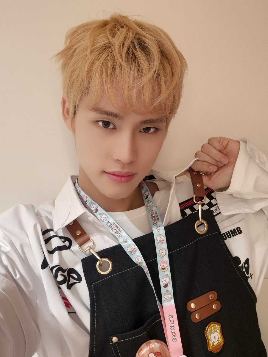 NewBeat_twt's tweet image. [#전여여정]

신입 카페 알바생 인사드립니다😊