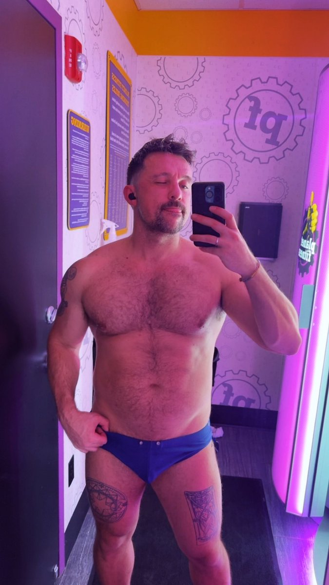 OtterEuro's tweet photo. Mandatory mirror fit check ☀️😎 https://t.co/kQYsdPdzS7