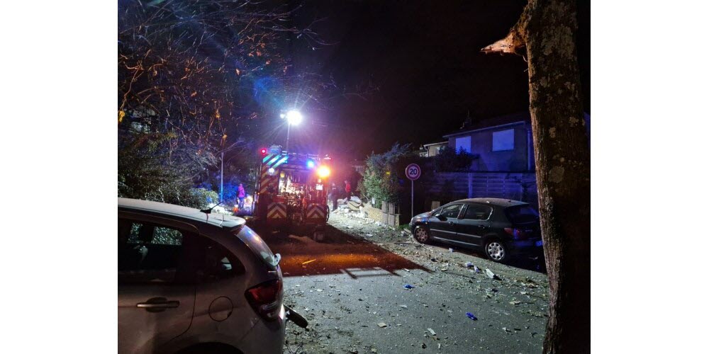 KarlStephan19's tweet photo. 17h30..aujourd'hui lundi à Trévoux,dans l'Ain,près de Lyon..une énorme déflagration résonne dans un petit immeuble de la rue Valentin-Smith..une chaudière à Gaz vient 
d'exploser dans un appartement du rdc..fuite de gaz..le bilan est lourd..Six victimes dont 2 enfants décédés.. https://t.co/U4bfCe2URO