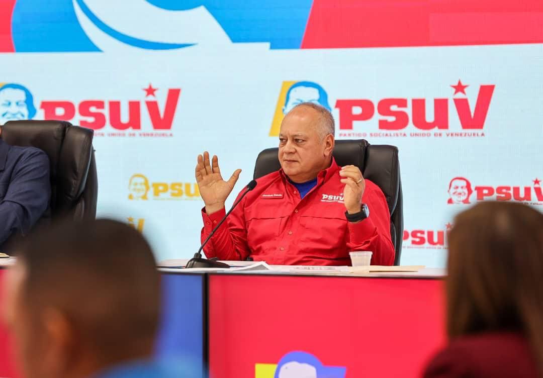 En rueda de prensa: El Cap. Diosdado Cabello recordó el Golpe de Estado de 2002, señalando que la derecha retiró el cuadro de Bolívar de Miraflores. "Siempre repiten su misma locura, con los mismos personajes y el mismo odio contra nuestro Pueblo". #VivaLaUniónDeLosPueblos 
#CHCh