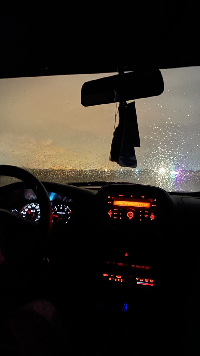 eullli_'s tweet image. ذكرياتك من غلاها كنها غر السّحايب
كل ما مرت على بالي يمر القلب فزه 
— تركي بن جويعد