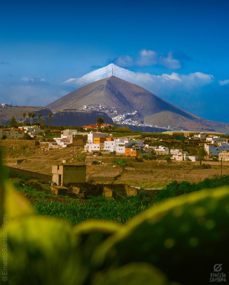 Una vez más, como cada año, parece ser tradición que, si el Teide se cubre de nieve, yo intento captarlo con el contraste de la montaña de Gáldar en consonancia. Tras un intento fallido ayer, hoy sí, aquí está la imagen de este año ⛰️🏔️
