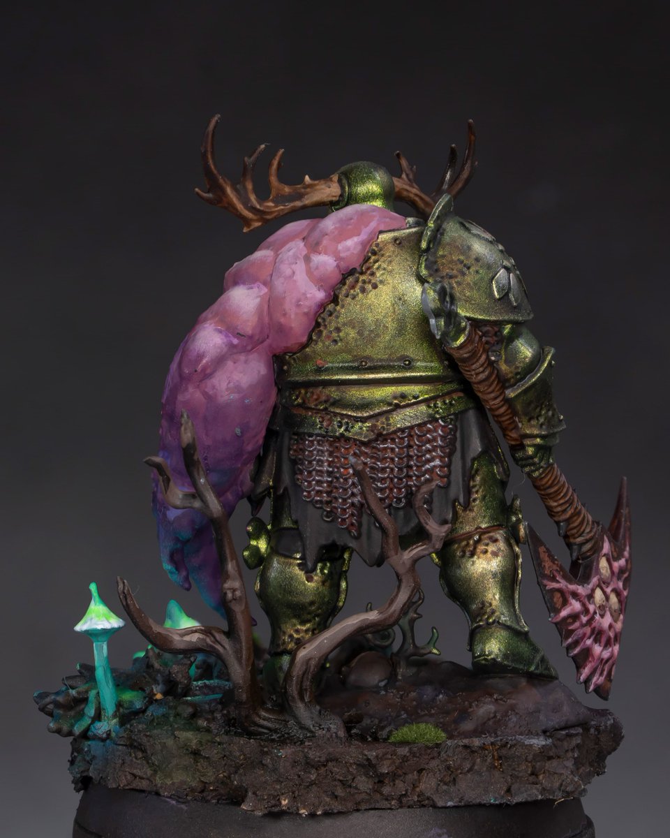 theminiaturista's tweet image. A bit of Nurgle today, and the armor is made of true metallic materials. I think it is a good contrast against the skin. I also added some small fireflies on the ground. It took around 6 hours to paint.
It will be a video guide!

#warhammer #ageofsigmar #warhammercommunity