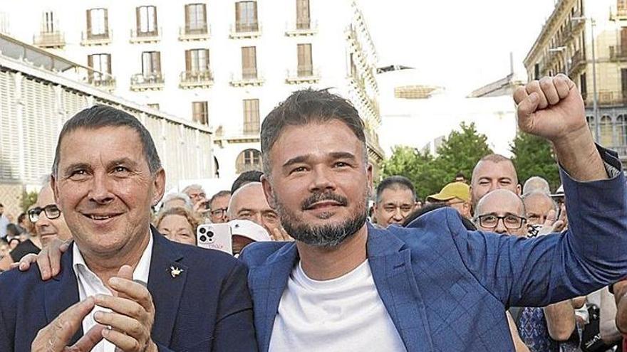 Este traficante de muerte, cornudo y venenoso, ahora nos quiere hacer creer que le importan los muertos españoles.