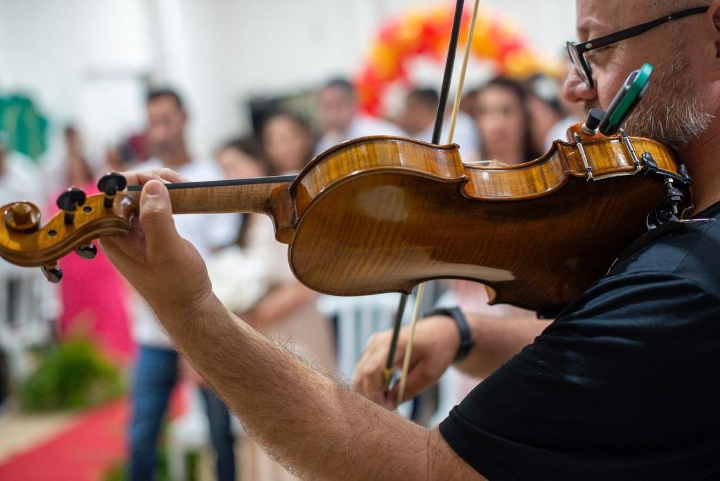 Projeto “Casando Direitos” encerra 2025 com recordes e celebração da diversidade no Paraná. Em 2025, 71 casamentos foram realizados em penitenciárias do estado.