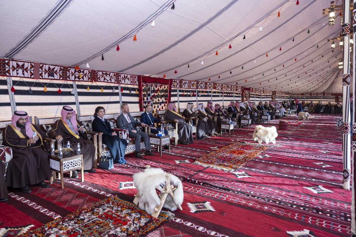 سمو #أمير_الحدود_الشمالية يكرّم ضيوف منتدى الاستثمار بفعاليةٍ تراثية تجسّد هوية المنطقة . 

spa.gov.sa/N2466657