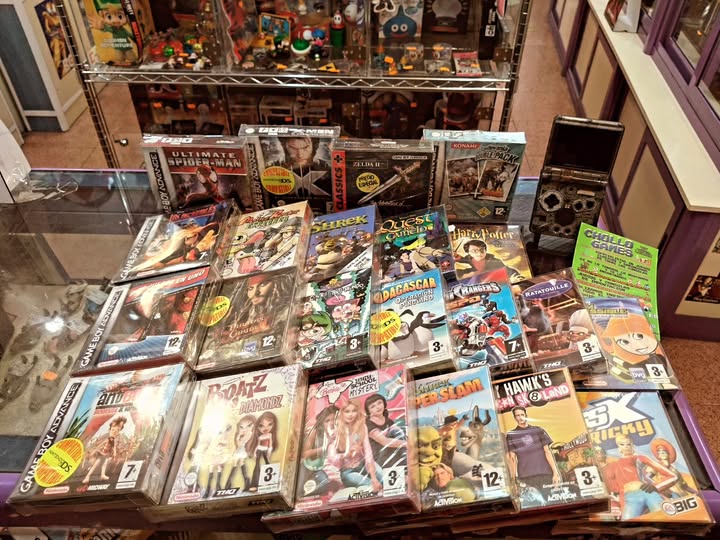 On fire!! #nintendo #gameboy #spiderman #xmen #zelda #castlevania #harrypotter #powerrangers #tonyhawk #chollogames #handheldgamer #handheld #retrogamestore #retrogamecollector Todos los productos disponibles en nuestra web chollogames.es