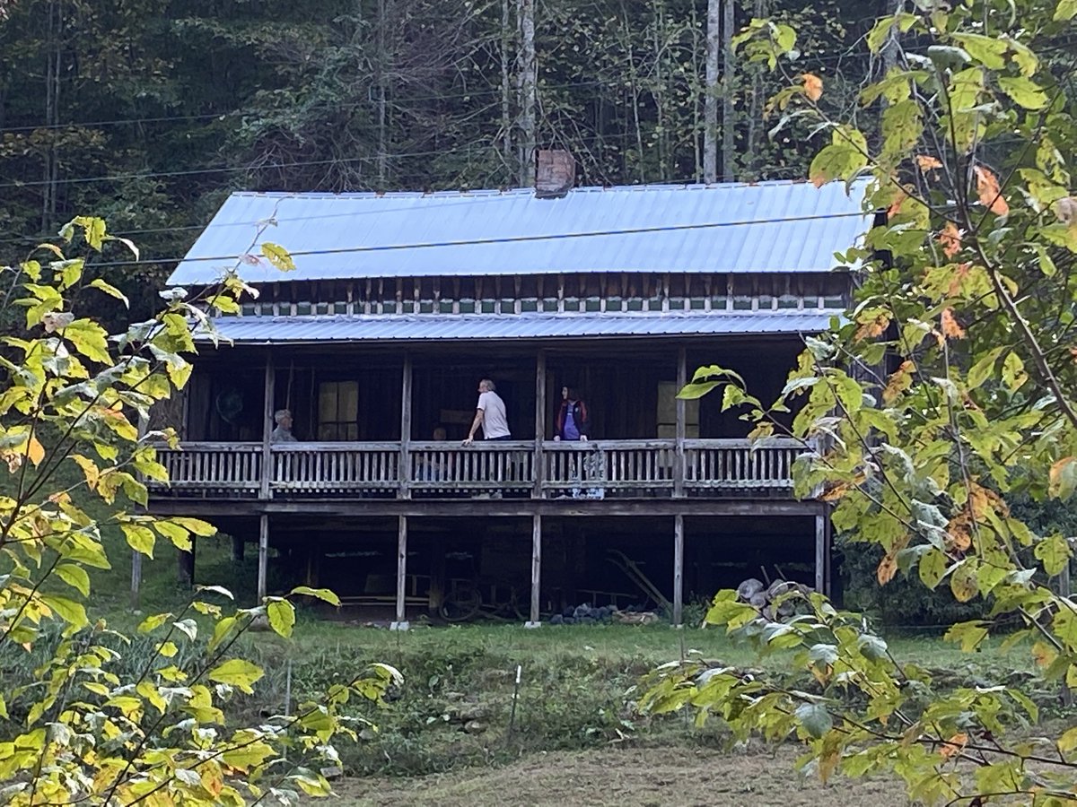 DanDoyleOil's tweet photo. Next to our KY frac camp. Coal Miner’s Daughter—Loretta Lynn’s house (and her little sister Crystal Gayle). https://t.co/EqZGo6sUFg