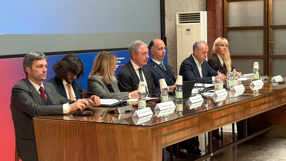 mimit_gov's tweet image. 👗#Moda: ampio consenso dal Tavolo su misure contro l’ultra-#fastfashion. 

🗣️Urso: “alziamo la difesa dei consumatori”

📌Confronto al #Mimit sugli strumenti per favorire la crescita del settore e la tutela della sua #reputazione nel mondo

mimit.gov.it/it/notizie-sta…