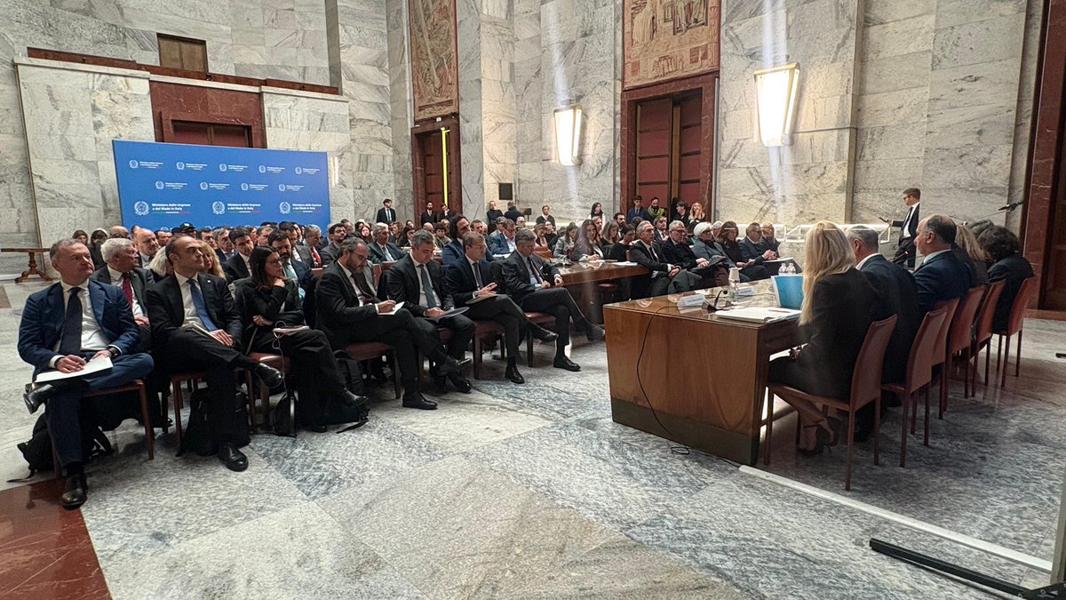 mimit_gov's tweet image. 👗#Moda: ampio consenso dal Tavolo su misure contro l’ultra-#fastfashion. 

🗣️Urso: “alziamo la difesa dei consumatori”

📌Confronto al #Mimit sugli strumenti per favorire la crescita del settore e la tutela della sua #reputazione nel mondo

mimit.gov.it/it/notizie-sta…
